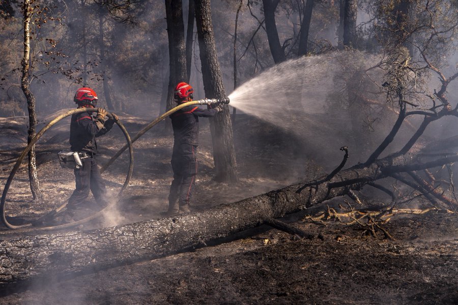 Emmanuel Macron, în timpul vizitei în regiunea Gironde, afectată de incendii: Este cea mai dificilă situație de la al Doilea Război Mondial încoace. Ne confruntăm cu un incendiu fără precedent, peste 60.000 de hectare au ars deja