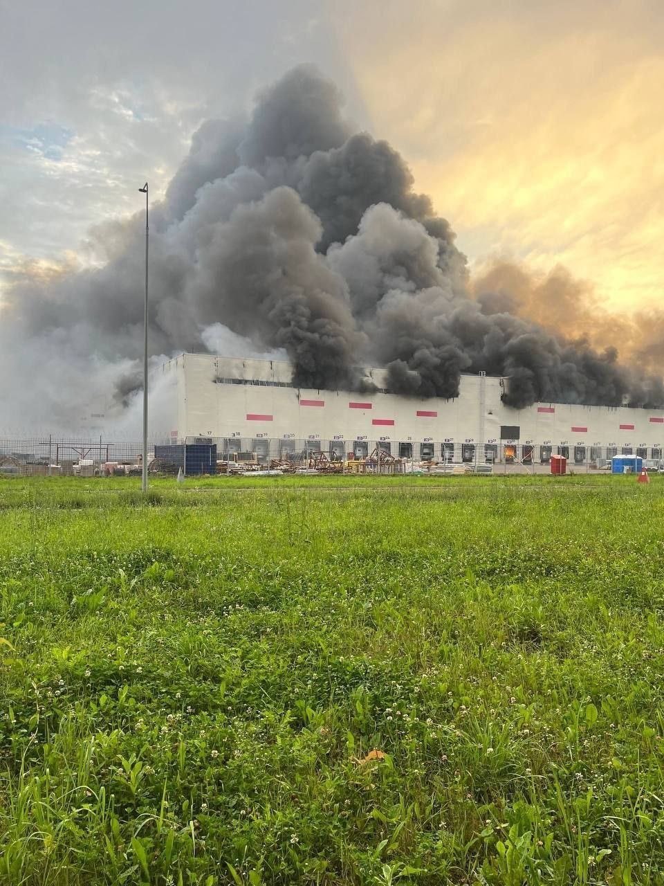 Incendiu la instalaţii industriale din oraşul rus Riazan, în urma unui atac cu drone / Regiunea găzduieşte numeroase complexe industriale mari, inclusiv o rafinărie de petrol şi un centru logistic - FOTO / VIDEO

