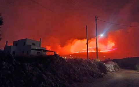 Incendiu pe insula turistică Paros. Autorităţile din Grecia au procedat la evacuări preventive