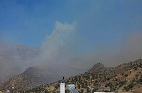 Doi pompieri greci mor în lupta împotriva unui incendiu în Creta, scăpat de sub control. Incendii alimentate de vânt fac ravagii pe insulele Paros şi Lesbos şi în regiunile Messenia şi Laconia, în Peninsula Peloponez. Zece sate, evacuate pe Insula Paros