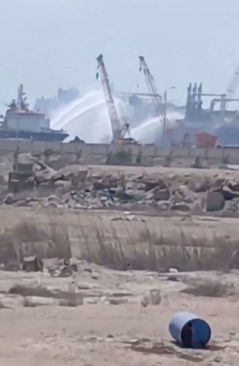 SUA au lansat un nou bombardament asupra Iranului în timp ce conflictul se extinde cu un atac asupra unui port din Egipt. Presa anunţă cel puţin 3 morţi pe insula Qeshm. Un chinez ar fi murit în Kuweit într-un atac iranian / Pakistanul anunţă negocieri