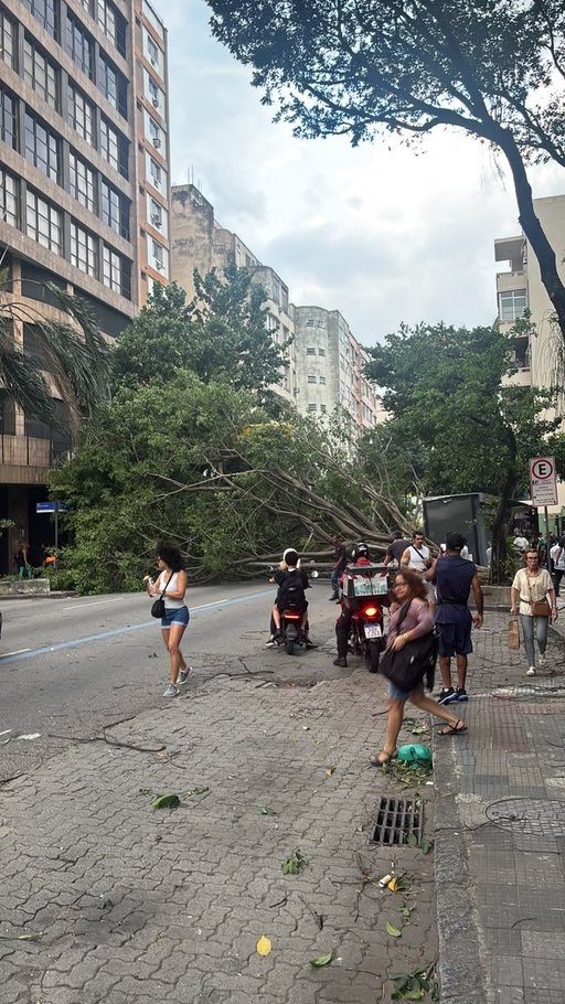 Cinci morţi şi pagube însemnate, după ce o furtună violentă a provocat haos în Rio de Janeiro - VIDEO