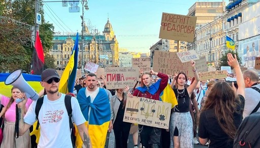 Mii de oameni au ieşit pe bulevardul principal din Kiev, cerând cu fermitate revenirea ministrului apărării Mîhailo Fedorov