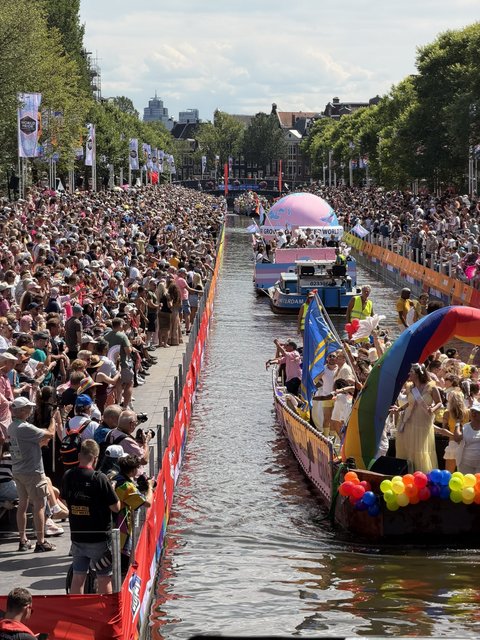 Sute de mii de oameni la canalele din Amsterdam pentru parada anuală a bărcilor Pride - VIDEO