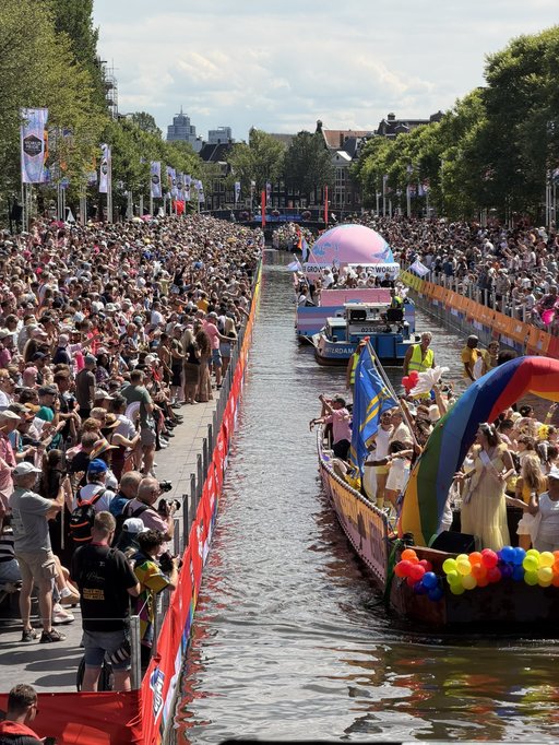 Sute de mii de oameni la canalele din Amsterdam pentru parada anuală a bărcilor Pride - VIDEO