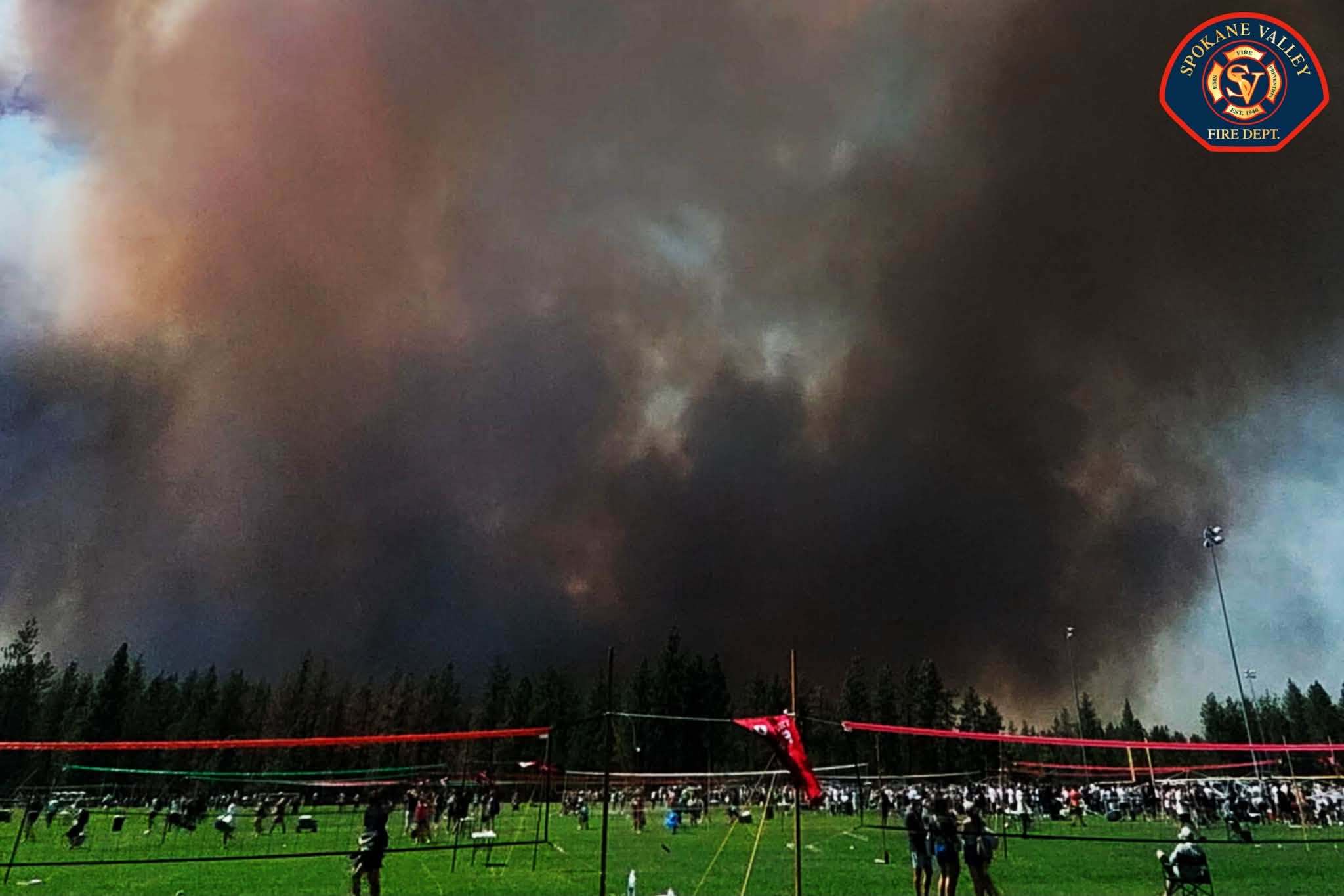 SUA: Mii de oameni, somați să-și părăsească locuințele pe măsură ce un incendiu de vegetație cu propagare rapidă se extinde în comitatul Spokane, Washington