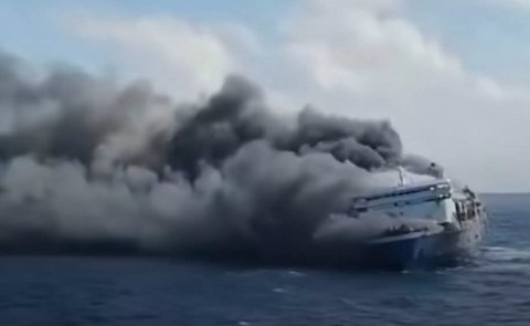 Tragedie în Indonezia: Cel puţin cinci morţi şi zeci de dispăruţi după ce un feribot a luat foc în largul insulei Madura - VIDEO