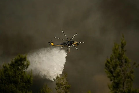 Bombardiere cu apă mobilizate în lupta împotriva a trei incendii de pădure în apropiere de Atena. Noi evacuări, în apropiere de satul Kandyli, la 45 de kilometri vest de capitala greacă