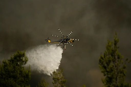Bombardiere cu apă mobilizate în lupta împotriva a trei incendii de pădure în apropiere de Atena. Noi evacuări, în apropiere de satul Kandyli, la 45 de kilometri vest de capitala greacă