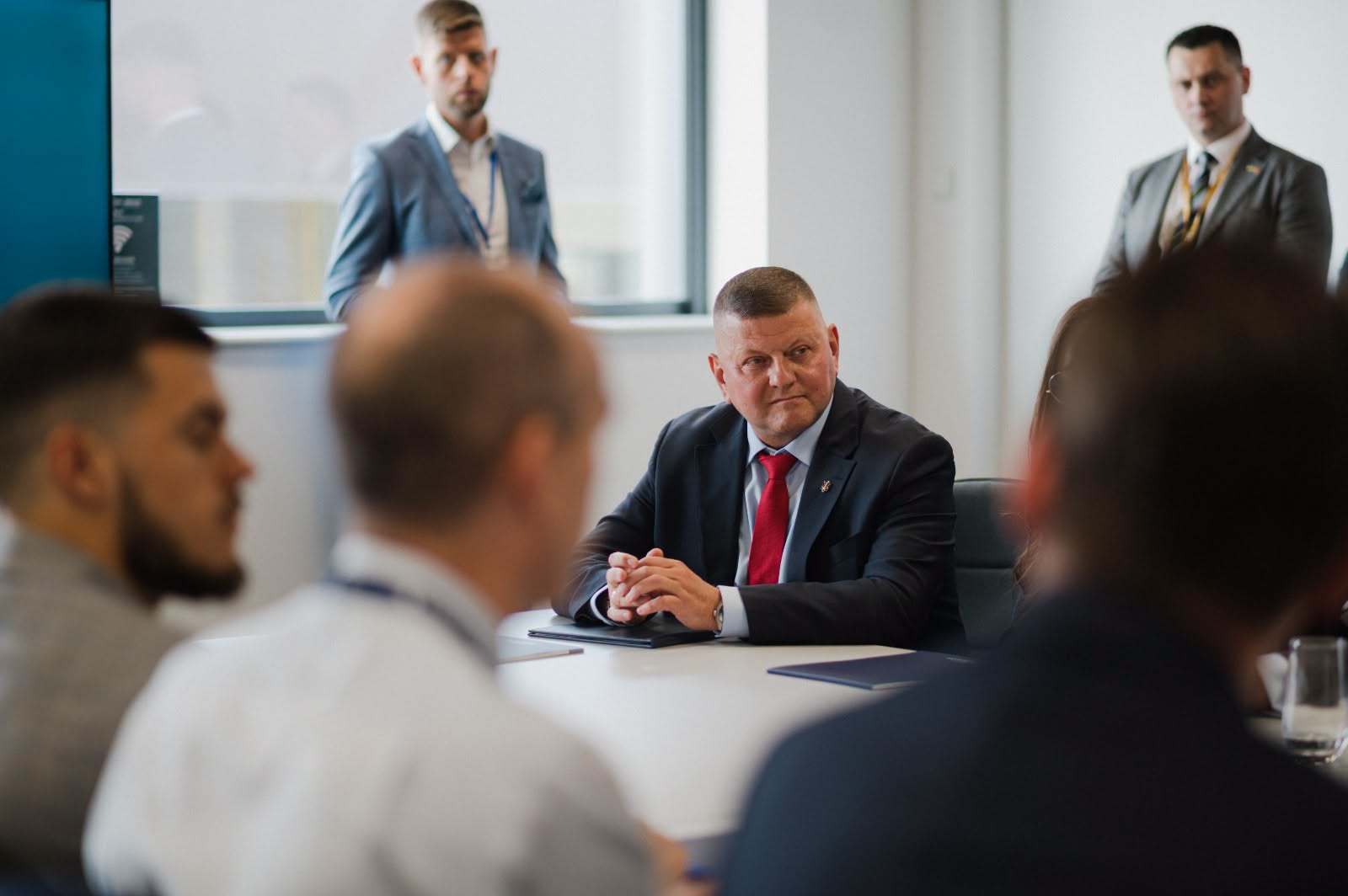 Valeri Zalujni, fost comandant al armatei ucrainene și un potențial candidat la președinția țării, nu vede Ucraina în NATO, „o organizație ghidată de doctrinele din cel de-al Doilea Război Mondial”. El crede că alte alianțe ar fi mai eficiente