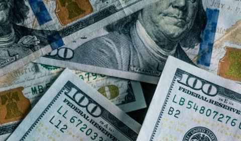 Un locuitor din Ohio câştigă aproape o jumătate de milion de dolari răzuind două bilete de loterie unul după altul