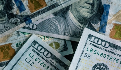 Un locuitor din Ohio câştigă aproape o jumătate de milion de dolari răzuind două bilete de loterie unul după altul