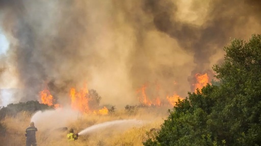 Pompierii greci îşi continuă lupta, a cincea zi la rând, împotriva unui incendiu ”foarte dificil” la nord-vest de Atena, unde încearcă să menţină ”situaţia sub control”