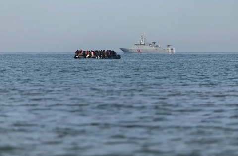 Nave franceze şi britanice salvează 157 de migranţi, după izbucnirea unui incendiu într-o ”small boat”, în timpul unei tentative de traversare a Canalului Mânecii. Nicio victimă înregistrată