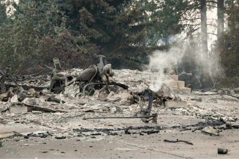 Un bărbat de 37 de ani, Aaron Farnacci, suspectat că se află la originea incendiului Old Trails, arestat din nou, după ce a fost eliberat. Până la 1.100 de clădiri distruse la Spokane. Pompierii continuă să lupte împotriva a zeci de incendii în nord-vestu