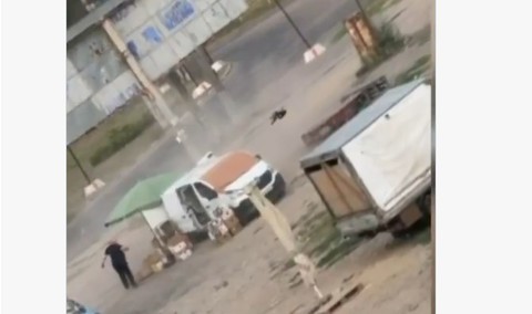 Ucraina acuză Rusia de crimă de război după ce un videoclip a surprins o dronă atacând un vânzător de legume în Herson. Sîbiha afirmă că atacul face parte dintr-o campanie deliberată de intimidare a civililor - VIDEO
