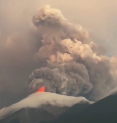 Vulcanul Fuego din Guatemala a ajuns în „faza critică de erupţie”, sute de persoane fiind evacuate - VIDEO