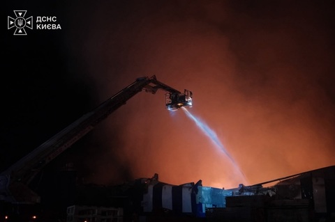 Cel puţin 17 şi 44 de răniţi morţi la Kiev şi în regiune, în atacuri nocturne cu rachetă balistică. Incendii la depozite şi infrastructuri logistice. Forţele Aeriene anunţă că au doborât toate cele 115 drone lansate de Rusia, dar niciuna dintre cele 28 de