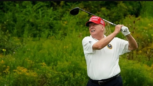 Trump se laudă cu ”lovitura câştigătoare” cu care a învins în ultimul turneu de golf la Bedminster. ”Asta se cheamă TALENT, iar îl am, pe când ei nu-l au”, îşi atacă el adversarii