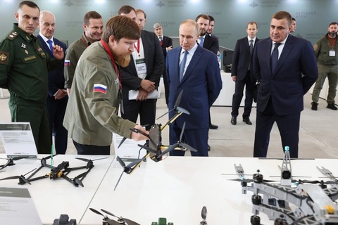 Producătorul dronei ruse de tip FPV Upyr, Vladimir Tkaciuk, rănit grav în explozia unei maşini la Ekaterinburg, în Ural. El ”se află la reanimare, într-o stare gravă”. El conduce întreprinderea UralDronzavod, vizată de sancţiuni ale UE şi SUA