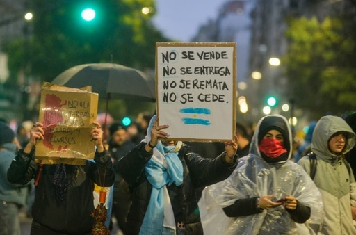 Ciocniri între protestatari şi poliţie în Argentina, la sfârşitul unei manifestaţii împotriva unui proiect de lege privind proprietatea privată, prin care manifestanţi îl acuză pe Milei de faptul că vrea să vândă pământ străinilor. ”Patria nu este de vânzare”