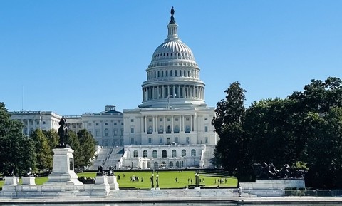 Senatul SUA a adoptat sancţiunile împotriva Rusiei promovate de regretatul senator Lindsey Graham. Măsura îi conferă lui Trump noi competenţe în materie de tarife şi se prefigurează o dispută în Camera Reprezentanţilor pe această temă