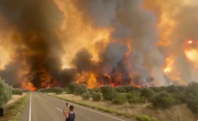 Un incendiu forestier în sud-vestul Spaniei a distrus 4.000 de hectare și continuă să pună probleme