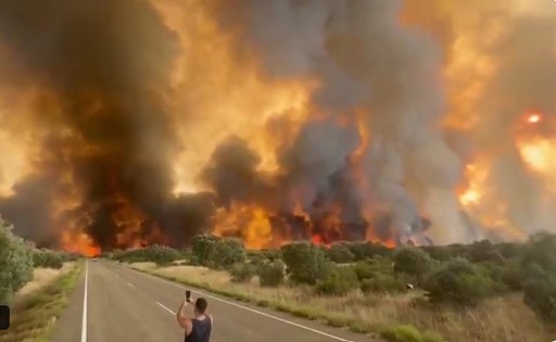 Un incendiu forestier în sud-vestul Spaniei a distrus 4.000 de hectare şi continuă să pună probleme