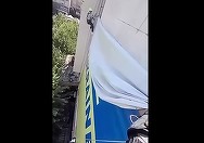 Drapelul ucrainean a fost dat jos de pe o clădire din centrul Priştinei: „Kosovo trebuie respectat” - VIDEO