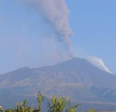 Norul de cenuşă al vulcanului Etna blochează sosirile pe aeroportul din Catania, în Sicilia