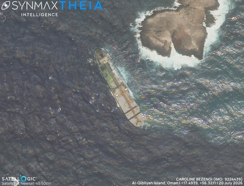 Omanul ia măsuri pentru a opri o maree neagră în apropierea coastelor sultanatului. O peliculă de 600 km2 ameninţă al-Hallaniyat, o comoară a biodiversităţii la Marea Arabiei. Petrolierul Caroline Bezengi din flota fantomă rusă a eşuat la 6 iunie, avariat