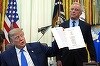 Trump semnează un decret cu noi recomandări în privinţa vaccinării, în care cere să se rărească vaccinarea copiilor. El leagă în mai multe rânduri vaccinarea şi autismul, în pofida faptului că cercetarea medicală nu a stabilit niciodată vreo legătură într