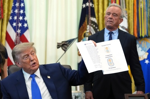 Trump semnează un decret cu noi recomandări în privinţa vaccinării, în care cere să se rărească vaccinarea copiilor. El leagă în mai multe rânduri vaccinarea şi autismul, în pofida faptului că cercetarea medicală nu a stabilit nicodată vreo legătură între ele