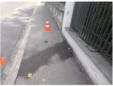 Dispozitiv incendiar improvizat, plasat pe trotuar lângă gardul exterior al Ambasadei României în Elveţia / Incendiul, stins de echipa ambasadei / NU au fost persoane rănite / MAE: România colaborează cu autorităţile elveţiene în acest sens - FOTO

