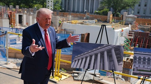 Lucrările lui Trump la Casa Albă urmează să coste ”cel puţin 900 mil. $”, şi să fie finanţate în principal de contribuabilii americani, dezvăluie The Washington Post. 500 mil. $ provin din bugetele Secret Service şi Biroului Militar, 300 mil. $ din donaţi