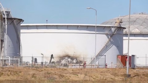 Un mort şi mai mulţi răniţi în Olanda, într-o explozie în Europoort, una dintre cele cele mai mari zone industriale chimice şi petrochimice din lume, în portul Rotterdam, într-o rafinărie a grupului elveţian Gunvor Energy Rottderdam. Pană de curent şi un 