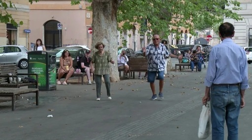 Un cuplu de dansatori în vârstă din Roma, deveniţi virali cu "Beat It" al lui Michael Jackson, speră să dea un exemplu în cea mai bătrână ţară din UE