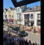 Ţara Galilor - Mii de fani ai lui Bonnie Tyler s-au adunat pentru a-i aduce un ultim omagiu, în timp ce sicriul artistei a fost adus acasă. Ei au umplut străzile şi au cântat „Total Eclipse of the Heart” înaintea funeraliilor, care vor avea loc la Swansea