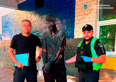 Un tânăr din Kiev s-a uns cu smoală pe tot corpul pentru a jefui noaptea un magazin. După ce a fost prins, poliţiştii au avut nevoie de 12 litri de ulei, de 4 litri de detergent şi de 5 ore pentru a-l curăţa - FOTO, VIDEO
