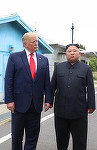 Trump publică o fotografie, alături de liderul nord-coreean Kim Jong Un şi afirmă că „se înţeleg de minune”