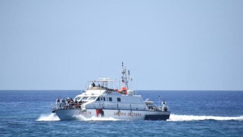 Băieţi cu vârste între 14 şi 17 ani, acuzaţi că au pilotat ambarcaţiuni cu migranţi din Africa spre Creta
