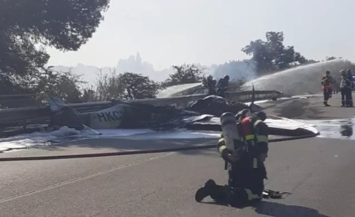 Un avion de formarea piloţilor aparţinând Forţelor Aeriene franceze aterizează pe un drum naţional în sudul Franţei şi ia foc. Instructorul şi elevul, răniţi uşor