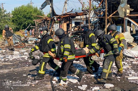 Cel puţin zece morţi şi opt răniţi în nord-estul Ucrainei, într-un atac rus cu obuze, la 60 km de Harkov. Case, vehicule, un birou al poştei şi un magazin, avariate. Kievul anunţă că a doborât sau interceptat 111 dintre cele 147 de drone lansate de Rusia