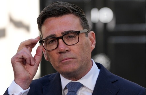 Premierul britanic Andy Burnham recunoaşte un ”schimb minimal” de mesaje cu o persoană care s-a dat drept şefa de cabinet a preşedintelui american Donald Trump Susie Wiles