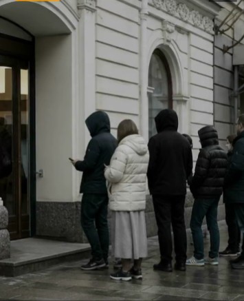 WP: Rușii retrag miliarde din bănci, temându-se că Putin le va confisca depozitele pentru a-și finanța războiul