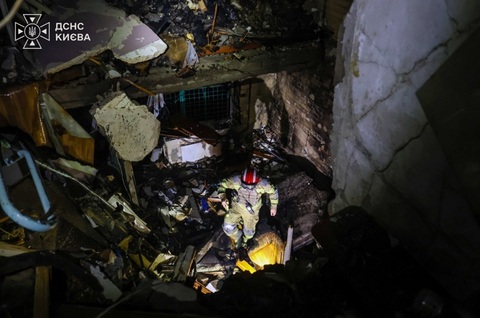 Zelenski revizuieşte în creştere la 13 morţi bilanţul atacurilor ruse de la Kiev. El acuză Moscova că ”investeşte” în rachete balistice şi într-o ”escaladare” în Ucraina. ”Lumea nu reacţionează mereu în mod adecvat”, deplânge el