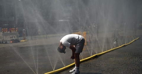 Germania înregistrează 14.000 de morţi din cauza caniculei şi bate un ”record” de mortalitate. Franţa şi Spania anunţă supramortalităţi de 7.300 şi, respectiv, 4.500. SPD propune înscrierea în Constituţie a protecţiei naturii şi o adaptare la modificările