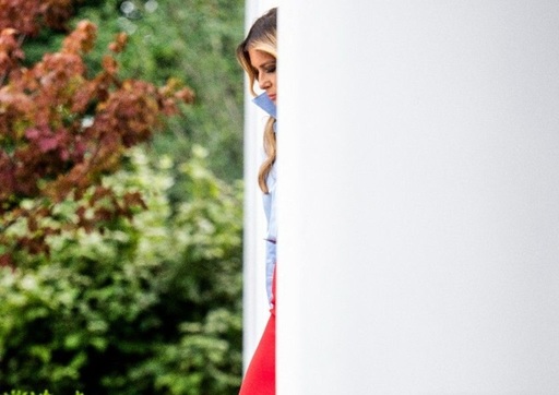 Melania Trump revine la Casa Albă, la un eveniment în Grădina Trandafirilor, după o lună departe de public, în timp ce iau amploare zvonuri despre o legătură amoroasă între Donad Trump şi una dintre asistentele sale, Natalie Harp