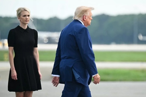 Asustenta lui Trump Natalie Harp nu a deţinut abilitările de securitate necesare timp de un an, dezvăluie MS Now