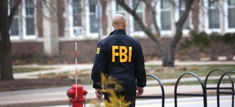 FBI-ul avertizează cu privire la un plan de atac împotriva unei şcoli din Canada: un adolescent a fost reţinut